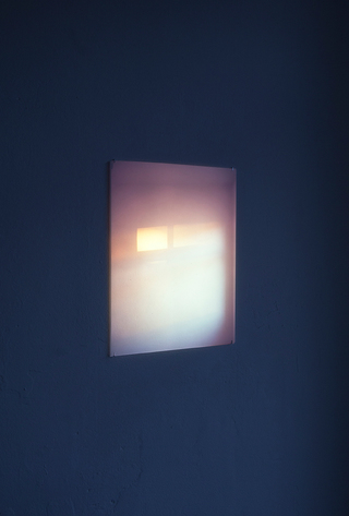 Rechte Wand rechts 2 (sundown), 2019, medium format slide projection
on glass, 50 × 40 cm, Rolleivision AV66 slide projector, in: Soft Hits, Ortloff, Leipzig, 2019
