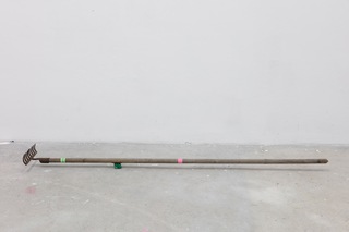 Multipass (for cosmic alllove), 2023.
Rake, malachit, garnet, silver, copper, control wristbands, spirit level,
11 x 21 x 168 cm
