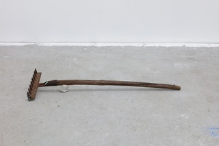 Multipass (for you), 2023.
Rake, glass crystal, clay, copper, blue tac, therapeutic tape, amazonite,
handcuff keys, rings,
10 x 21 x 78 cm 