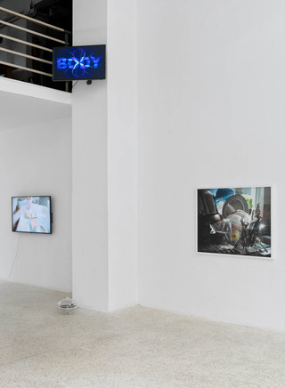 SOPHIE, 2021. Full-HD video, 32 inch screen, TV wall mount bracket, 2 min 14 sec, no sound, 46 x 73 x 7 cm, in: Tell me I belong, 2021, MISC, Athens