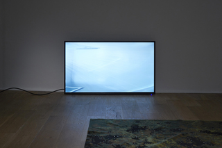 Light show (24.06.2020, Berlin), 2020.
Five 4K videos, color, sound*,
6 min 38 sec (loop), 57 x 98 x 10 cm

Sound: “... dass man nicht bei einem bestimmten Erleben bleiben kann, sondern immer zu einem anderen übergehen muss, dass das Bewusstsein, können wir sagen, endogen unruhig ist. Man kann nicht festhalten, was man gerade wahrnimmt oder denken kann. Es muss immer irgendwie weitergehen. So dass diese Sinnanalyse immer eingebettet ist in eine temporale Auffassung des Systems, das mit Sinn umgeht. Diese Differenz von ‘aktuell’ und ‘möglich’ ist offensichtlich etwas, was im Hinblick auf Zeit entworfen ist, auf Übergänge, auf nächste Operationen. Und das ist ein Ausgangspunkt, der passt zu einer Systemtheorie, die ihrerseits wiederrum von Operationen ausgeht und nicht von konstanten Relationen oder Wesen- seigenschaften oder dergleichen.”

(From N. Luhmann, Vorlesung Theorie der Gesellschaft, Youtube)
