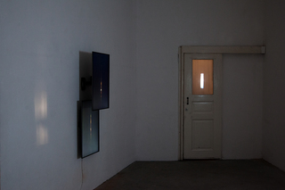 seal/dichtung (simultan) 2 (bh), 2019. Two-channel Full-HD Video, no sound, two 32“- Screens, 35 min, in: Sinaida Michalskaja, Soft Hits, 2019, Ortloff, Leipzig