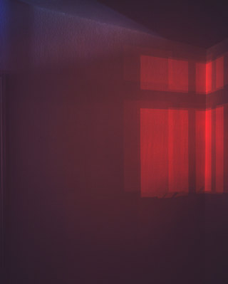 Linke Wand rechts (rotes Kreuz), 2019
C-print mounted on aluminium between two sheets of glass, 30 x 26 cm
